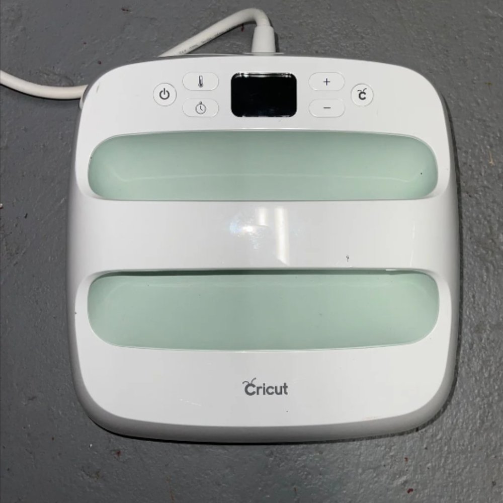 Cricut EasyPress 2 Heat Press Machine in Mint and Mat 9" x 9"